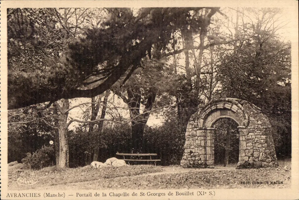 Avranches (Manche) — Portal der Kapelle St-Georges de Bouillet (11. Jh.) — Foto. Combier Macón - Vorderseite