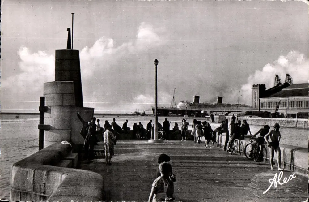 Cherbourg (Manche) — La Petite Jetée und das Monument des « Surcouf » — Alex Becquemin Edit. Cherbourg - Vorderseite