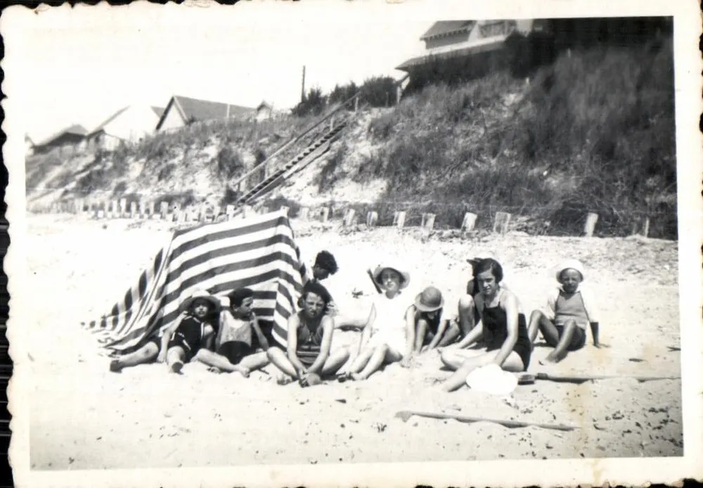 Grupo de pessoas em uma praia — Coutilaine, agosto de 1939 — sem editor ou número de série visíveis - Frente