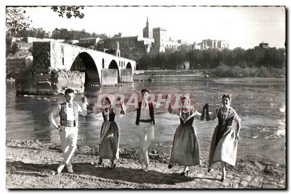 Dançarinos em traje tradicional — Ponte Saint-Bénézet, Avignon — Les Éditions "WAR" - Frente
