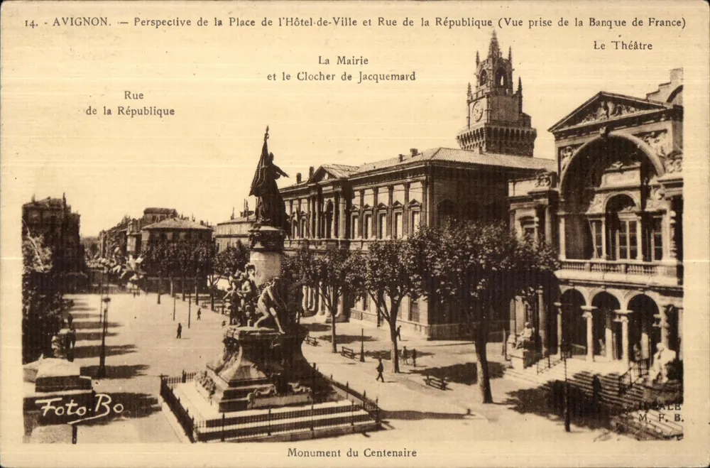 Avignon — Perspectiva da Place de l'Hôtel-de-Ville e Rue de la République (Vista tirada da Banque de France) — Foto.Bo - Frente