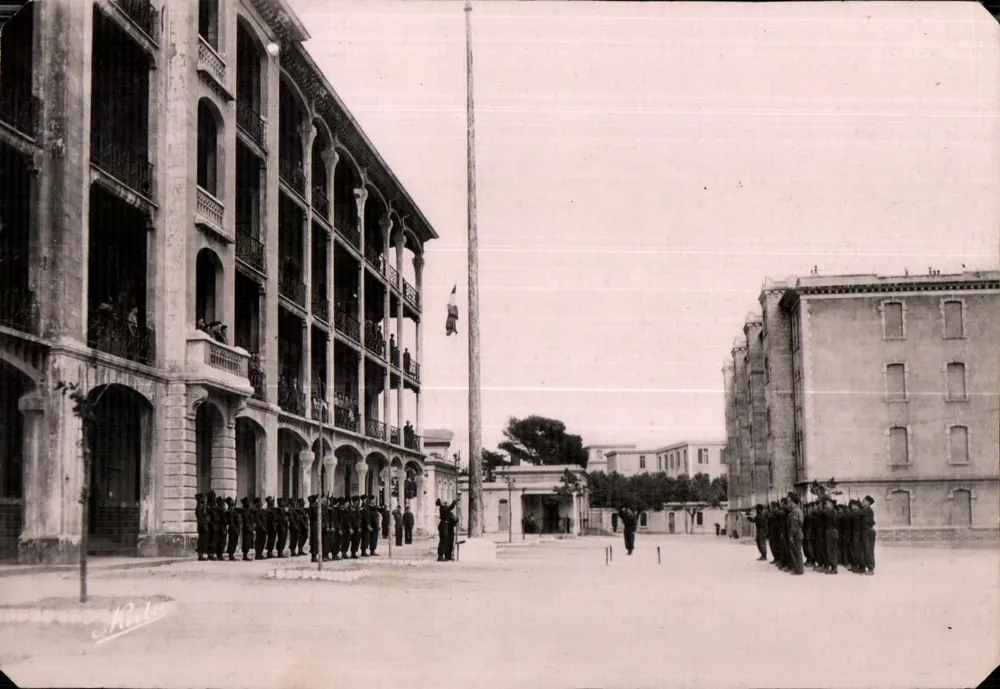 Toulon - Caserne Grignan — Cérémonie des Couleurs, éditeur Les Éditions de la Caserne Grignan, Toulouse - Vorderseite
