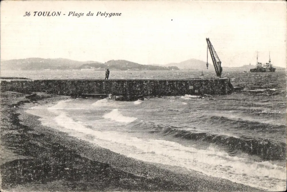 Toulon - Praia do Polígono — vista do cais com guincho e barco — n° 36 - Frente