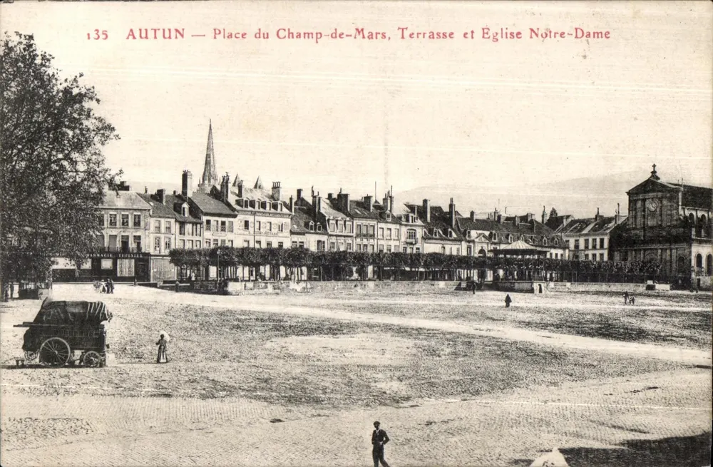 AUTUN — Place du Champ-de-Mars, Terrasse und Église Notre-Dame - Vorderseite