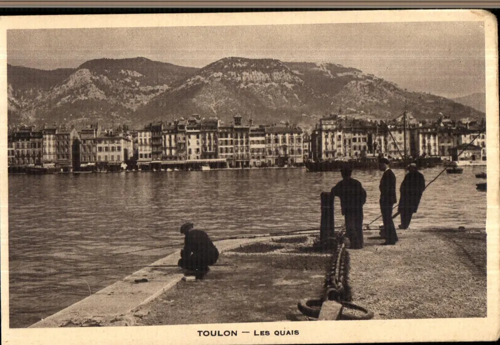 Toulon — Os cais — vista dos cais e do porto com montanhas no fundo - Frente
