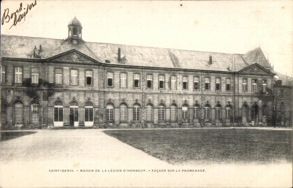 Saint-Denis — Haus der Ehrenlegion — Fassade auf der Promenade — Phototypie A. Bréger, Paris - Vorderseite