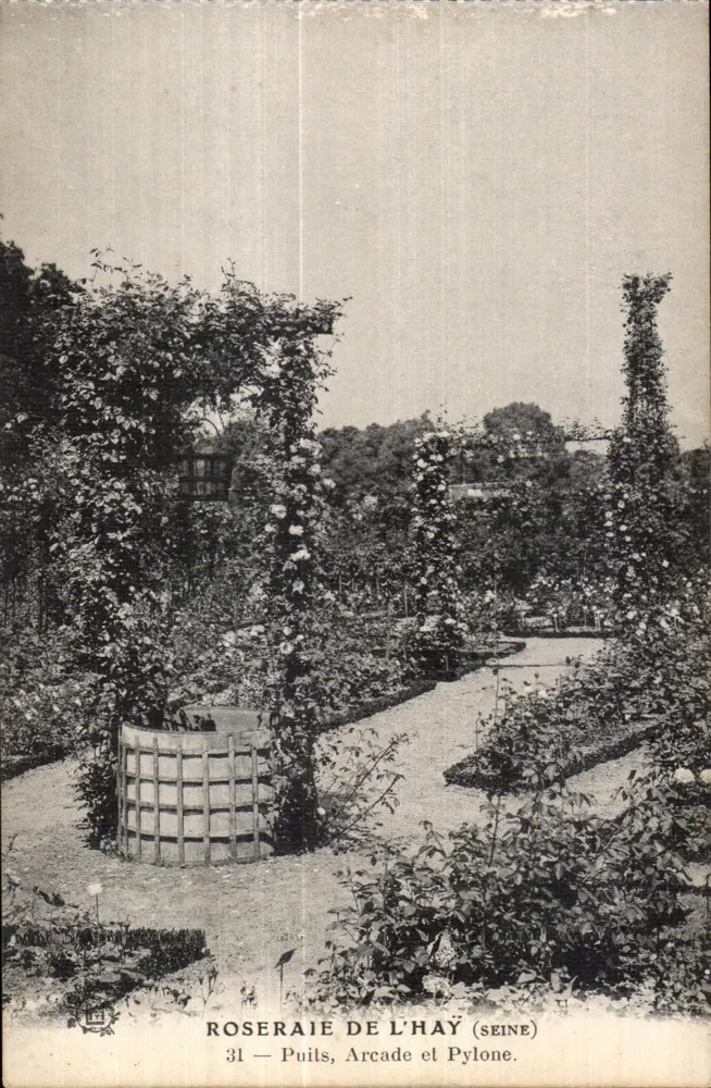 Rosengarten von L'Hay (Seine) — 31 — Brunnen, Arkade und Pylon - Vorderseite