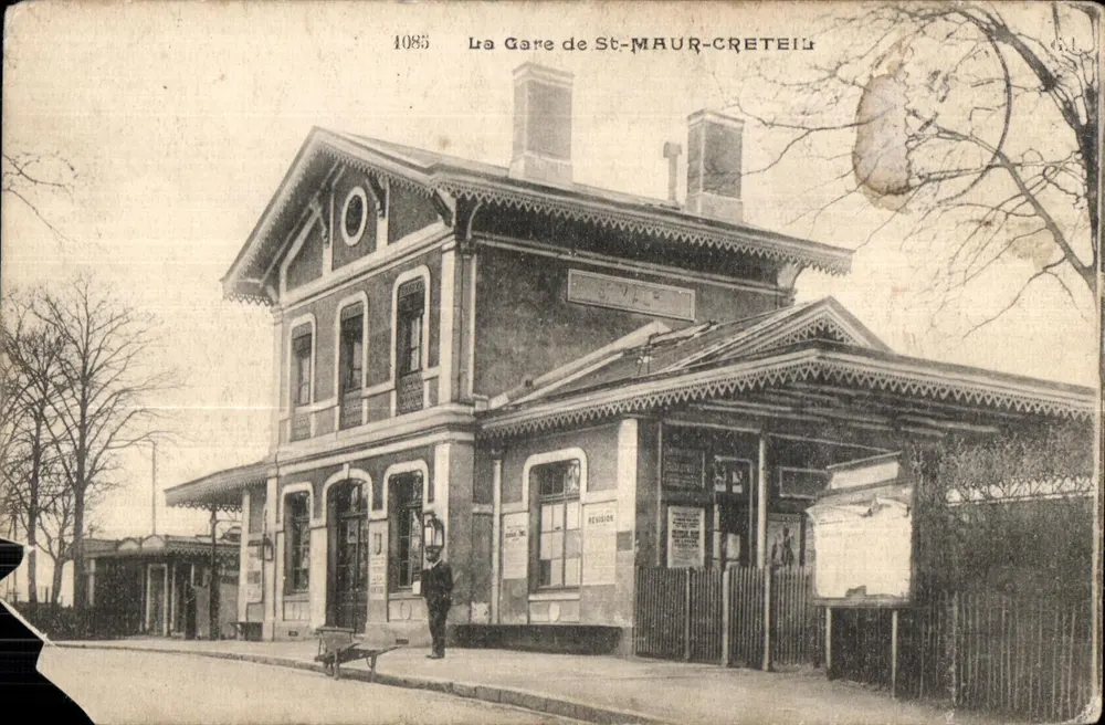 La Gare de St-MAUR-CRETEIL — bâtiment de gare avec toit à pignons et chemin de fer — éditeur REVELIER, n° 1085 - Frente