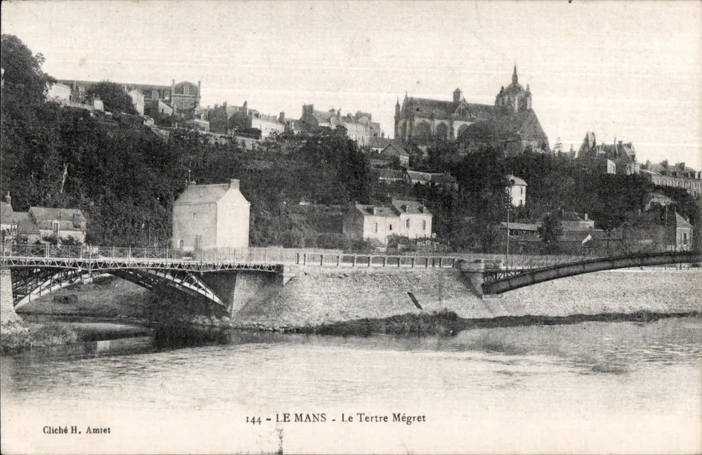 Le Mans - Le Tertre Mégréret — vista do ponte e da igreja — Cliché H. Amiet, n° 144 - Frente