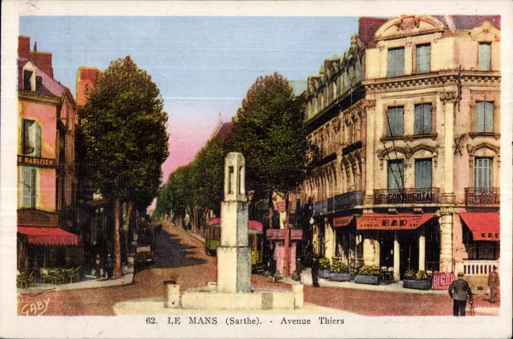 Le Mans (Sarthe) - Avenida Thiers — vista da praça com monumento — editor Gaby, n° 62 - Frente