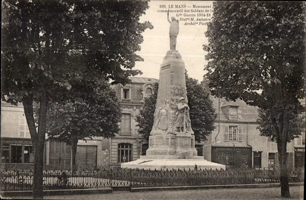 Le Mans — Gedenkmonument für Soldaten des Großen Krieges 1914-18 — Stat. M. Auban, Archit. Pior - Vorderseite