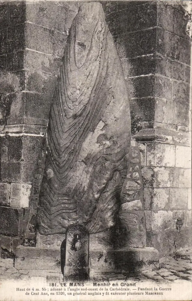 Le Mans — Menhir em Granito — encostado no canto sudoeste da Catedral - Frente