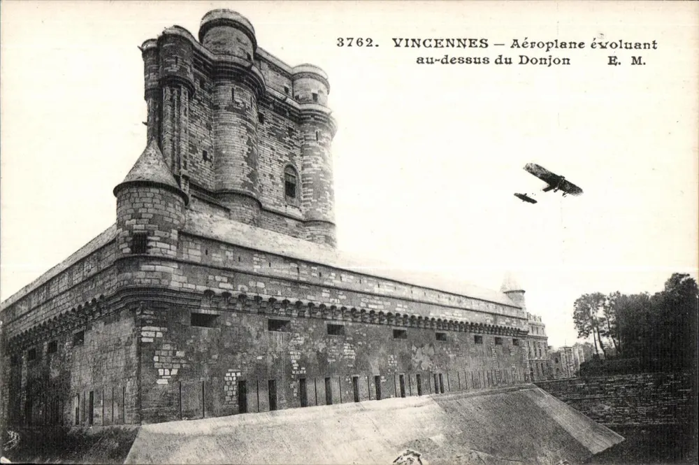 Vincennes — Flugzeug, das über den Donjon fliegt — E. M. - Vorderseite