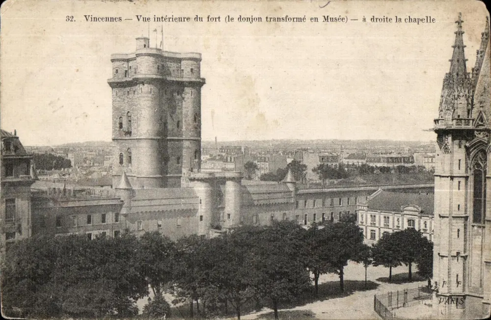 Vincennes — Vista interna do forte (o donjon transformado em Museu) — à direita a capela - Frente