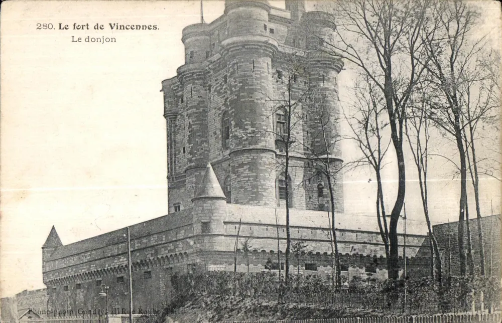 O forte de Vincennes — O donjon — Phono-photo Condéy, 11 Rue Roube, Paris - Frente