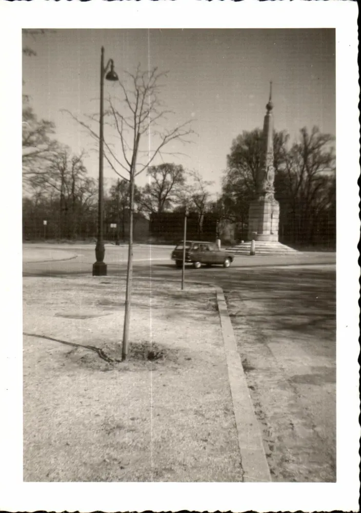 Bois de Greenennes — A Pirâmide - Frente