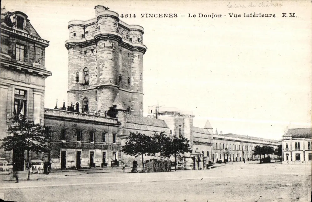 Vincennes — O Donjon — Vista interna — E.M. - Frente