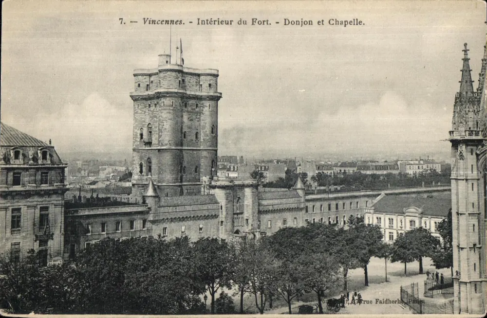 Vincennes — Innenansicht des Schlosses — Bergfried und Kapelle — A. Rue Faidherbe, Paris - Vorderseite