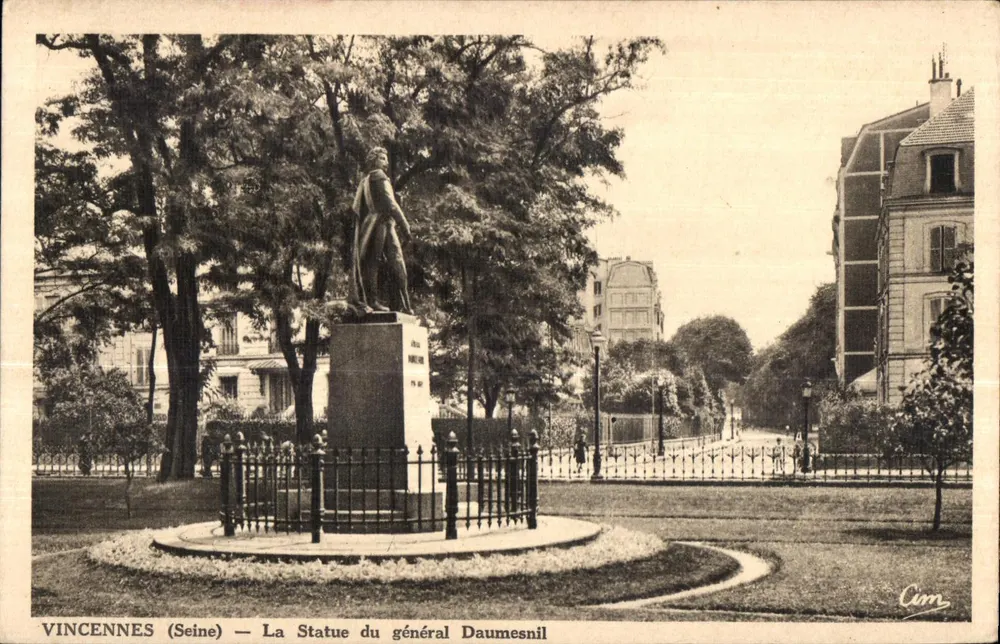 Vincennes (Seine) — A Estátua do Geral Daumesnil — Cim - Frente