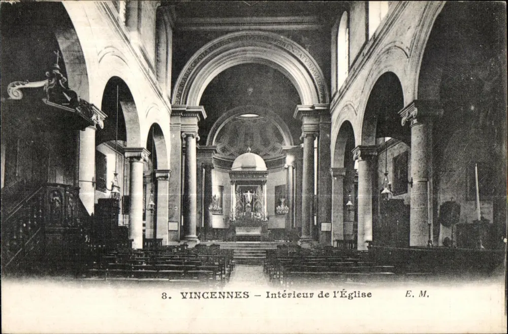 Vincennes — Interior da Igreja — E. M. - Frente
