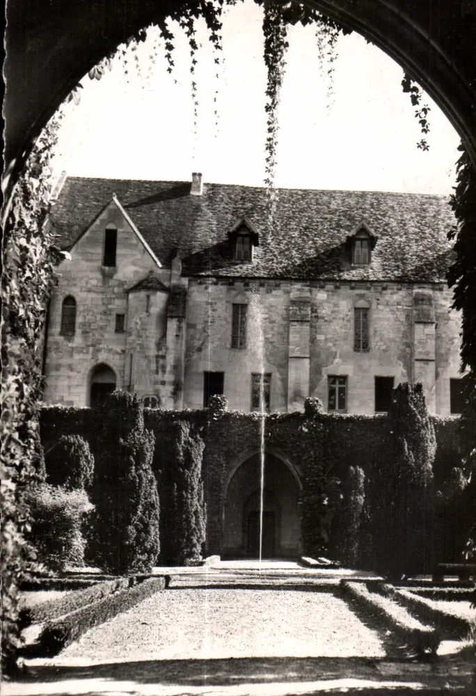 Abtei Royaumont — Schlafzimmergebäude. Fassade zum Klosterhof (s. und o.) - Vorderseite