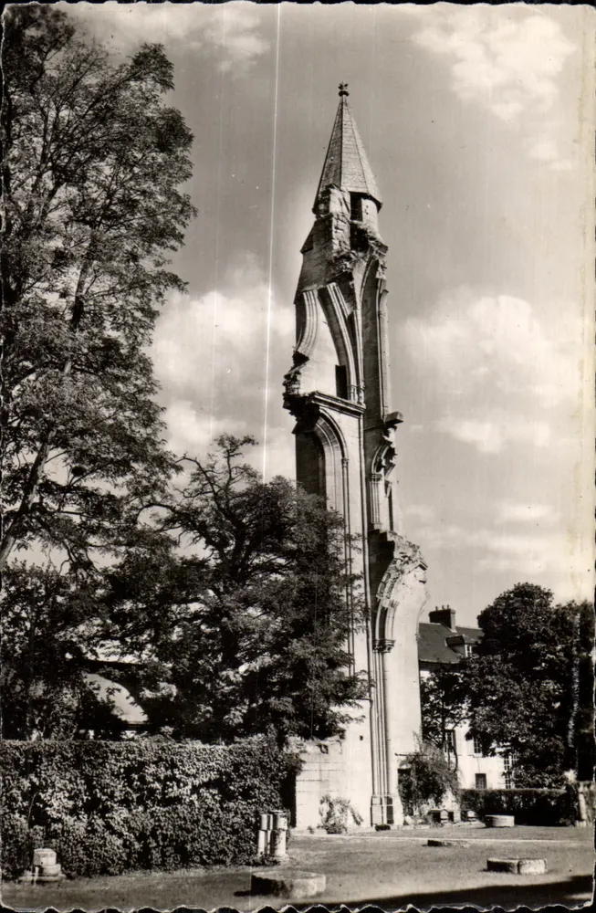 Ruinen der Abtei — Turm der Treppe — Abtei Royaumont, Asnières-sur-Oise - Vorderseite