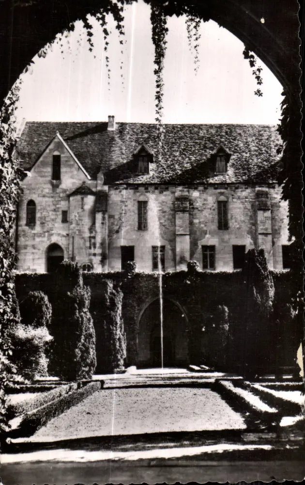 Abtei Royaumont — Schlafsaalgebäude — Fassade zum Klosterhof — André Leonard, Verlag, Paris - Vorderseite