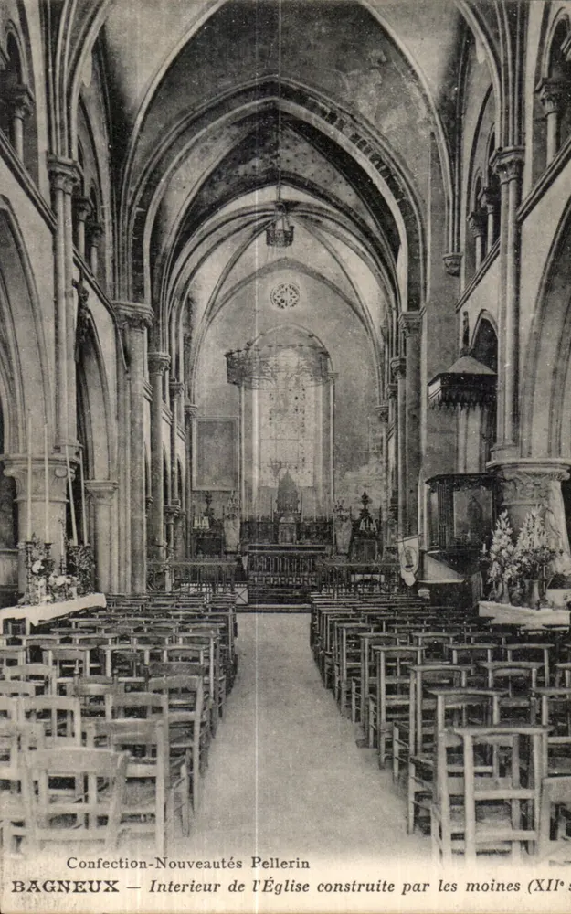 Bagneux — Innenansicht der Kirche, gebaut von Mönchen (12. Jahrhundert) - Vorderseite
