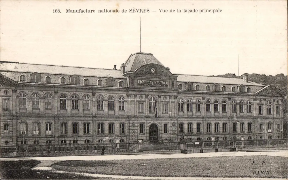 Nationalmanufaktur von SÈVRES — Ansicht der Hauptfassade — F. F. PARIS - Vorderseite