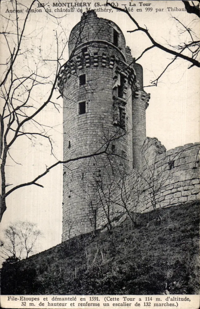 Montlhéry (S.-et-O.) — A Torre do castelo, fortificada em 999 por Tibaut - Frente