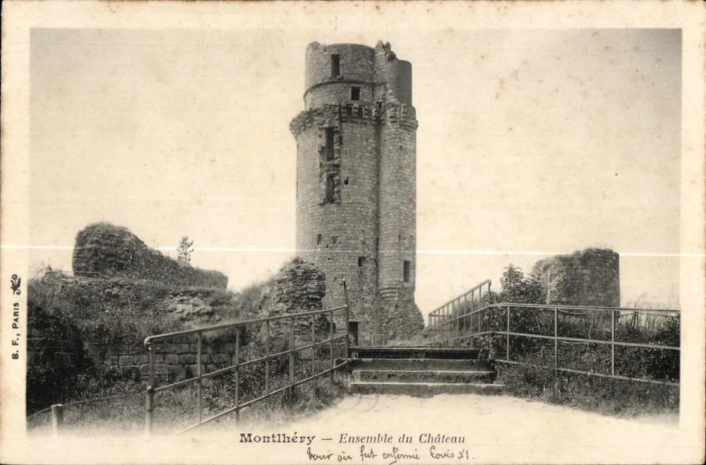 Montlhéry — Ensemble du Château — Tour du XIXe siècle - Frente