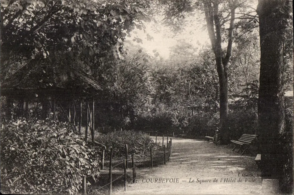 Courbevoie — Der Platz des Rathauses — A. Ahelle, A. Ahelle - Vorderseite