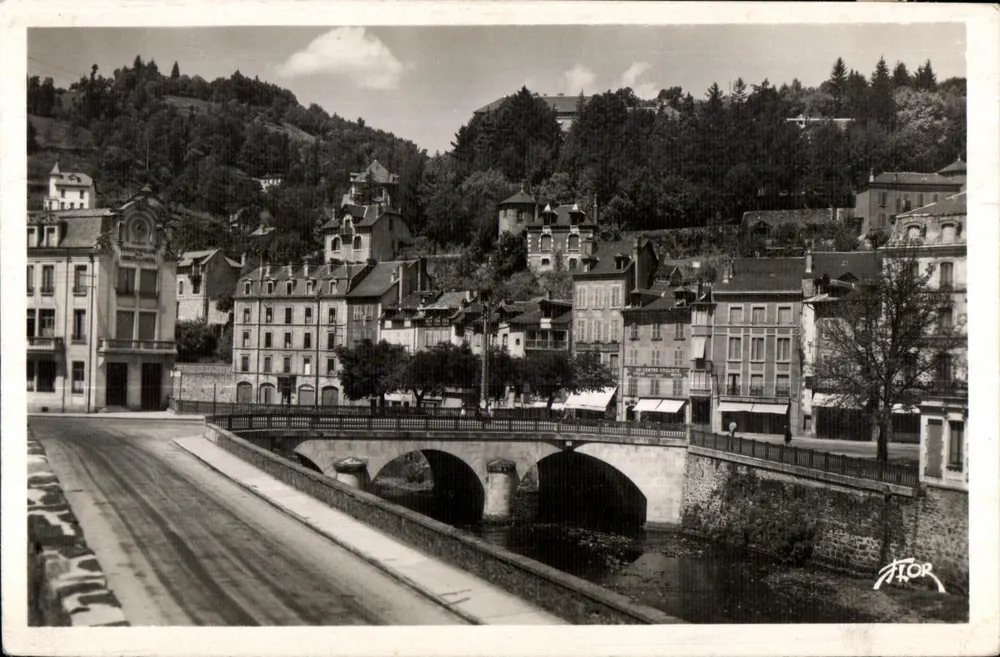 Vista do ponte e do vilarejo de Corrèze — Edições Artísticas Jarcou CARRIERE, n°19 - Frente
