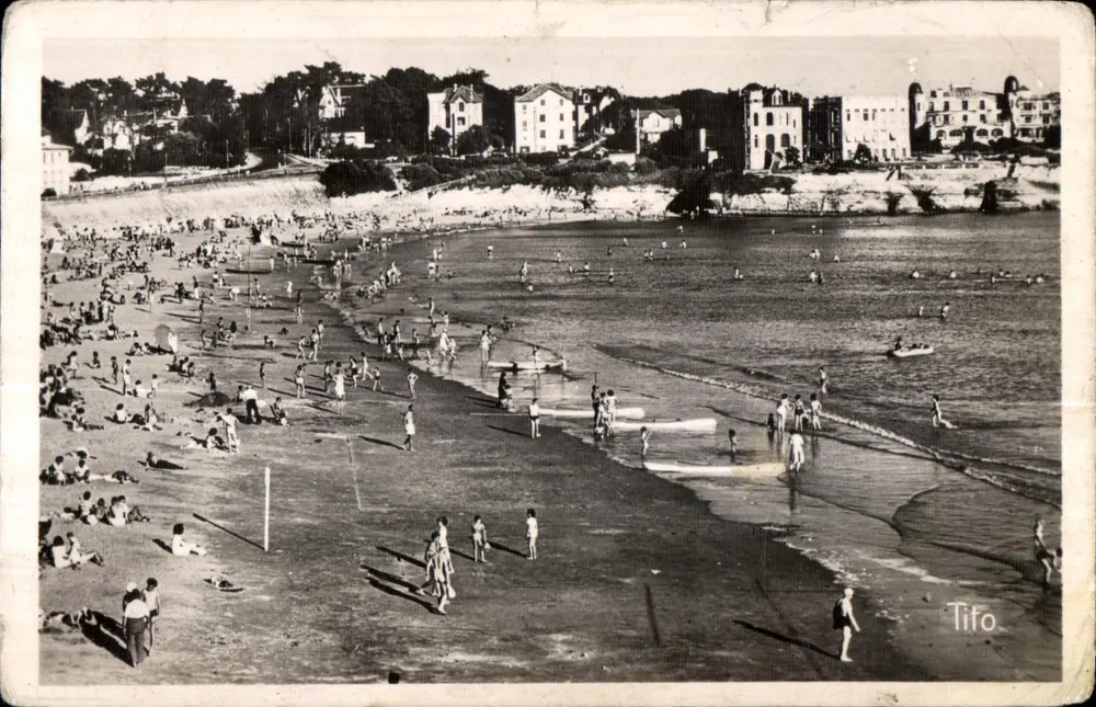 Plage de Pontaillac — vue de la baie avec baigneurs et bâtiments — éditeur TITO - Frente