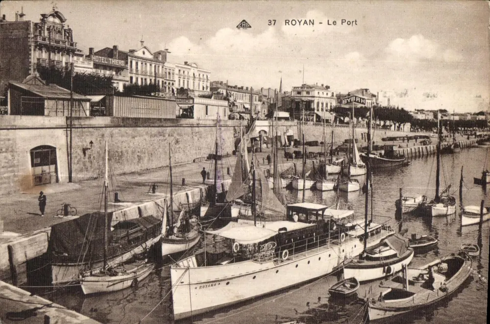 Royan - Le Port — vista do porto com o Hotel Thiers — Edição das Nouvelles Galeries, n°37 - Frente