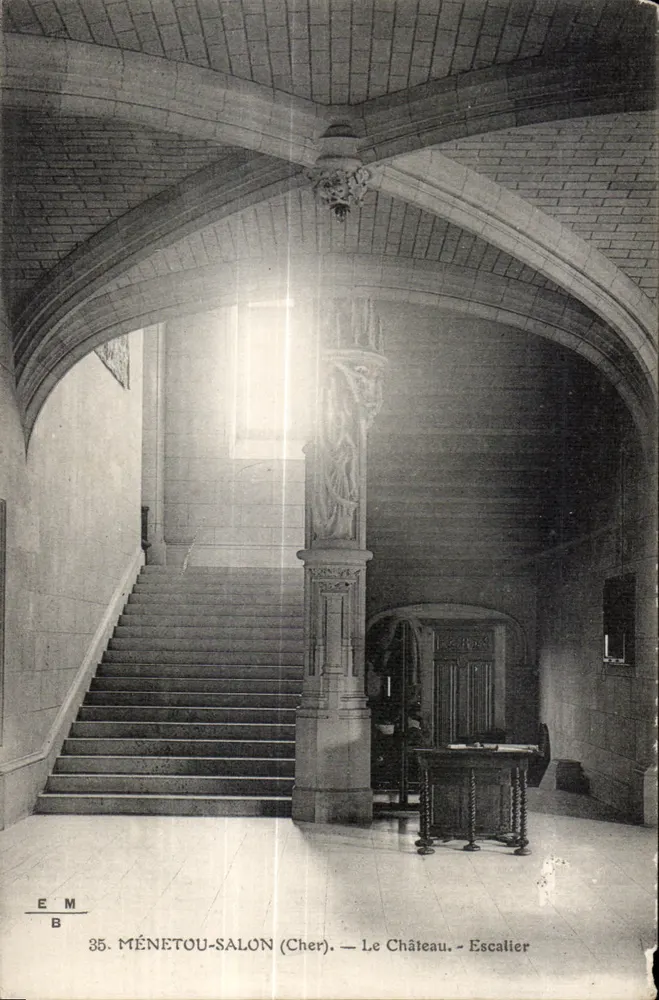 MÉNETOU-SALON (Cher) — Het Kasteel — Trap - Voorkant