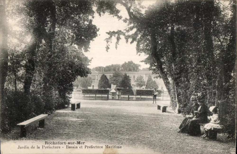 Rochefort-sur-Mer — Jardín de la Prefectura - Estanque y Prefectura Marítima — Editor: P. T. & Cie, n° 738 - Anverso