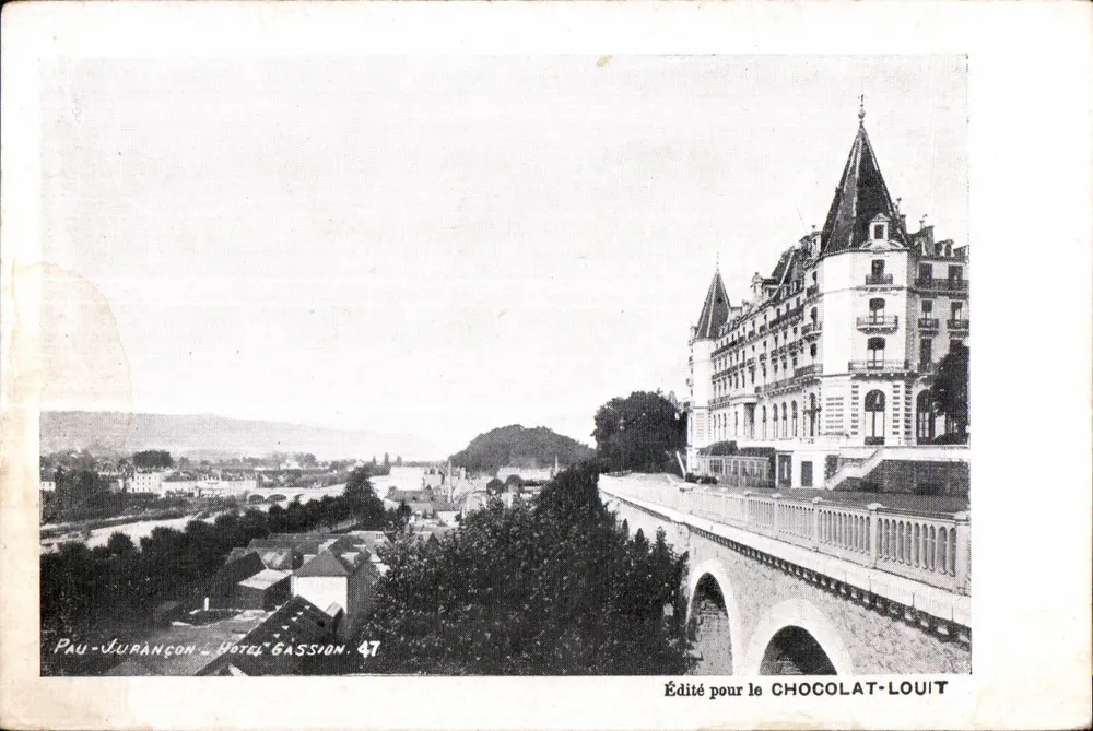 Pau-Jurançon - Hotel Gassion — vista panorâmica com ponte e castelo — editada para o Chocolat-Louit - Frente