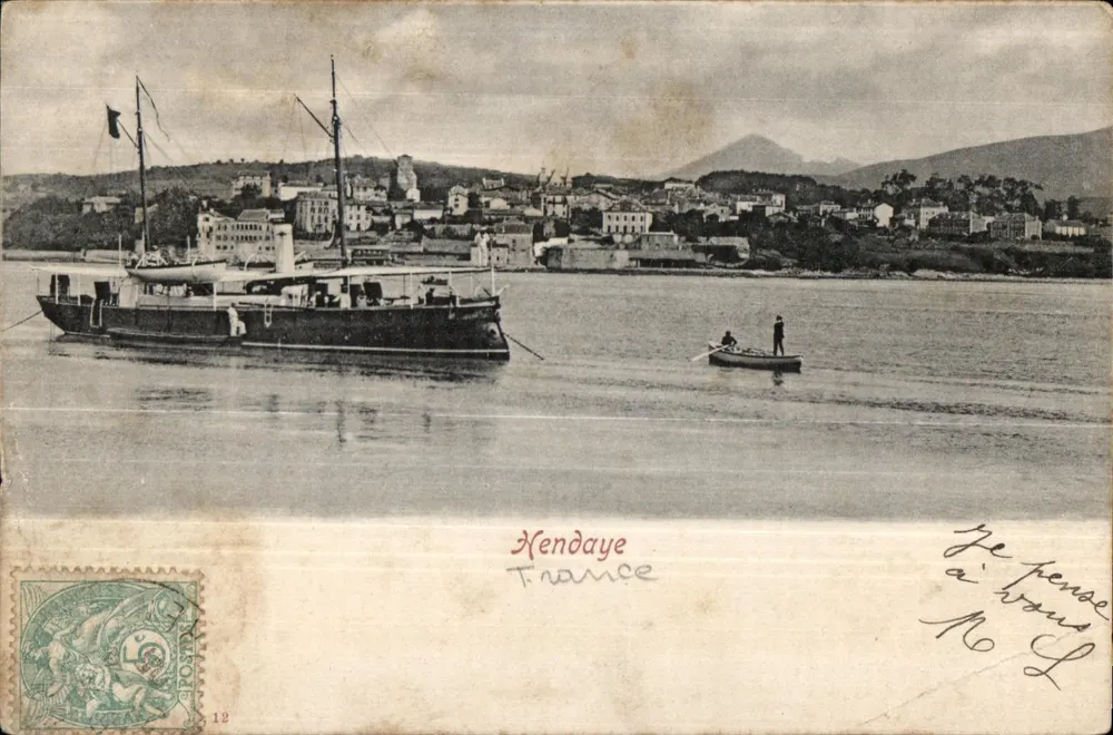 Hendaye, France — vue du port avec un grand vapeur et une petite embarcation — éditeur HENDAYE - Frente