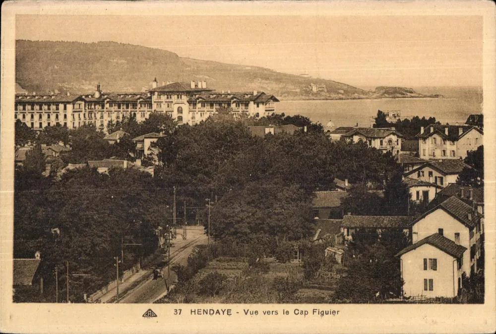 Hendaye - Vista para o Cabo Figuier — editor C. des Arts Photomécaniques, Strasbourg, n° 37 - Frente