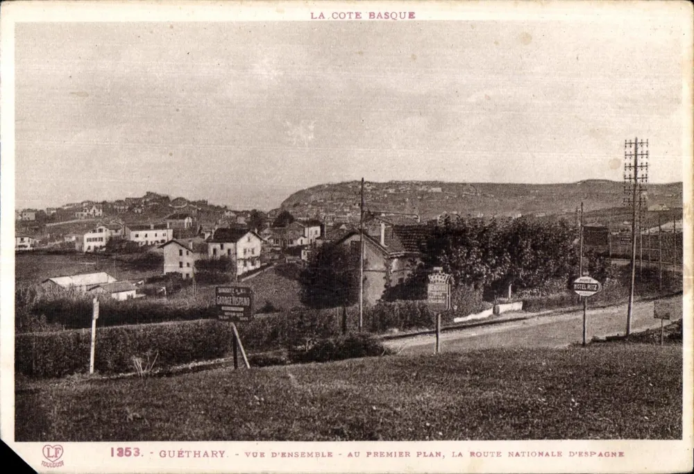 Guéthary — Übersicht — Im Vordergrund, die nationale Straße nach Spanien - Vorderseite