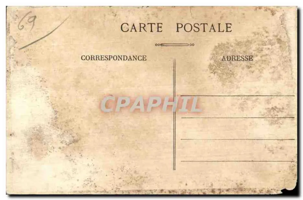 Vaulx-en-Velin (Rhône) — Place de l'Église avec église et bâtiments - Rückseite