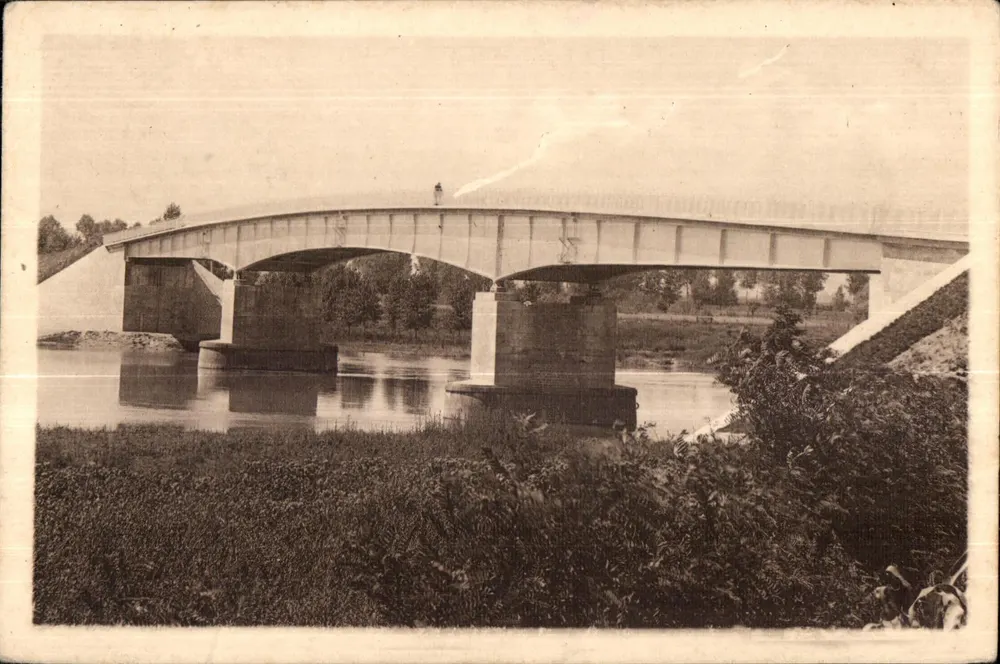 Ponte de Bragny-sur-Saône — vista do ponte sobre a Saône — editor: Carte Postale Verdun - Frente