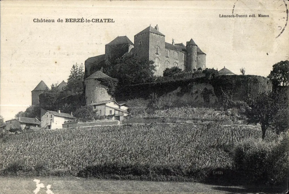 Château de Berzé-le-Châtel — vue du château sur son éperon rocheux — Lémonob-Ducoté édi. Mason - Frente