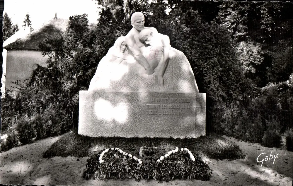 Paray-le-Monial — Denkmal der Vertriebenen — Bildhauer: M. Davoine — Editions Gaby - Vorderseite