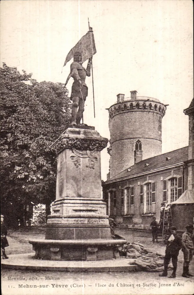 Mehun-sur-Yèvre — Place du Château und Statue der Jeanne d'Arc — Menniér, Verlag Nr. 11 - Vorderseite