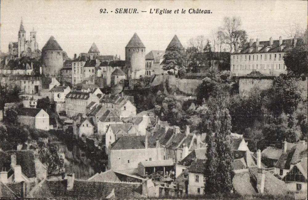 Semur — A Igreja e o Castelo — Livraria Clare Davy - Frente
