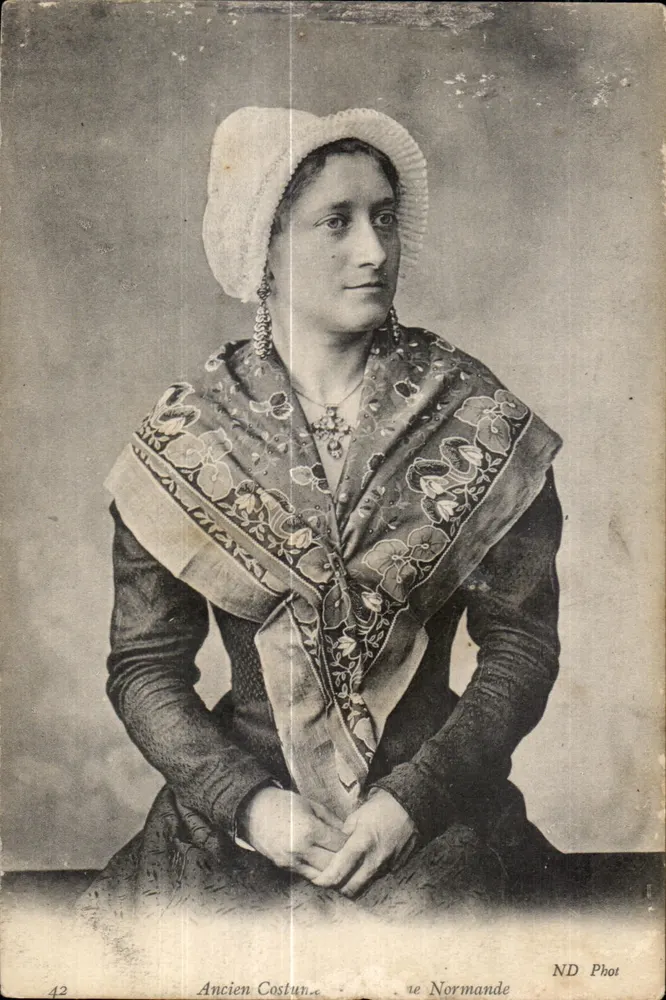 Mulher em traje antigo normando — ND Phot, n°42 - Frente
