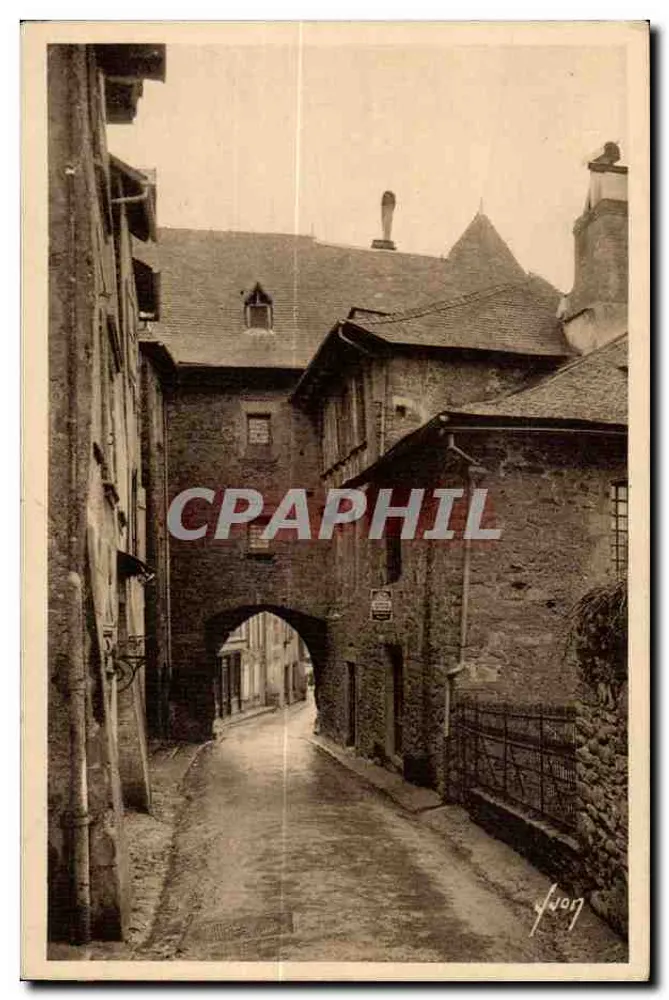 Schmale Straße mit gewölbtem Durchgang — Schloss der Stadt - Vorderseite