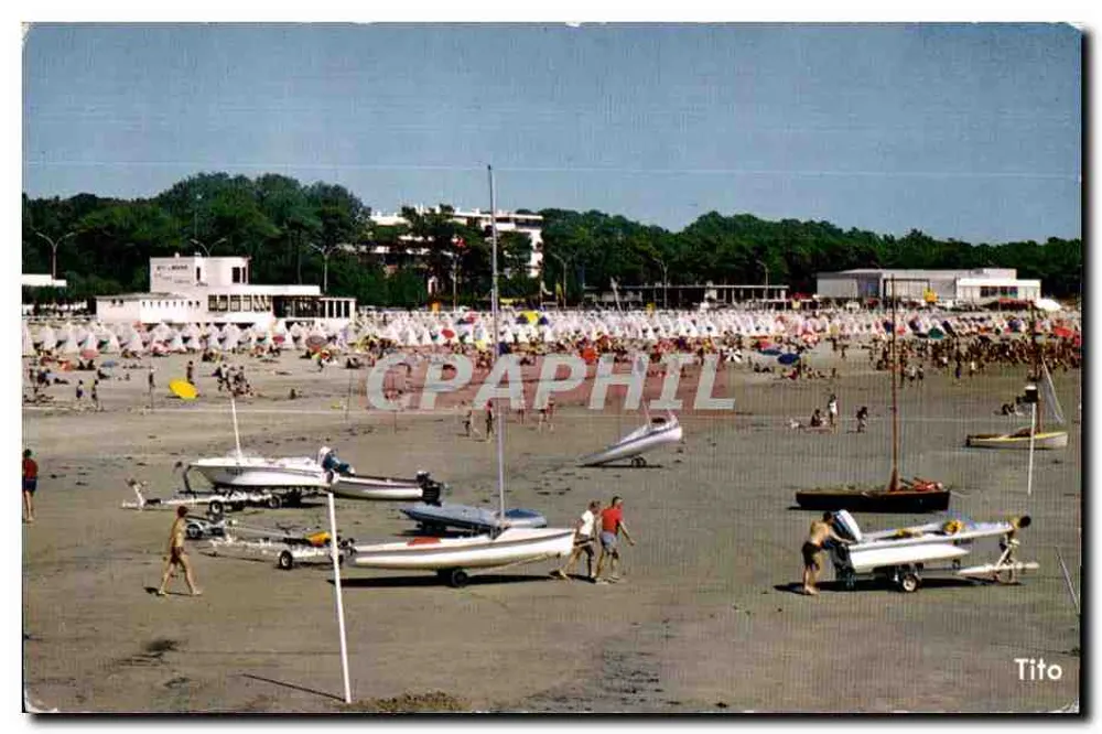 Praia animada — praia de barcos a motor — Tito - Frente